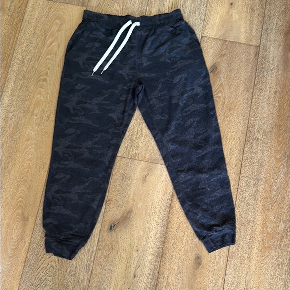 Vuori Performance jogger, camo size small